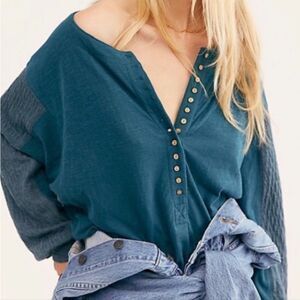 Free People We The Free Back at It Henley Oversized Shirt Sz XS Green Blue Boho